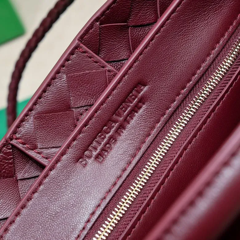 The 2023 new Andiamo batch of 2260 BV has been shipped‼ ️Really popular🔥The new Andiamo woven handbag launched by Bottega Veneta this season is really popular all over the world! ! Celebrities at home and abroad have worn it, and Oscar-winning actress Michelle Yeoh has taken it out on the street. Song Jia, Trai Yara, Yu Feihong, Sanji Ayaka, Rosie Hunting-Whiteley, Yoshioka Riho, etc. have all picked up this bag. It is classic and versatile, showing off its temperament, and the bag capacity is also large, which is very convenient for daily commuting! ! A variety of carrying methods, the shoulder straps can be adjusted by yourself, the original lambskin feels soft and delicate, and the unisex style breaks gender boundaries and brings a more practical and longer-lasting use experience. Andiamo, which has both elegant and casual styles, perfectly interprets the true appearance of "fashionable old money style". Style number: 8463 Size: 32*24*12